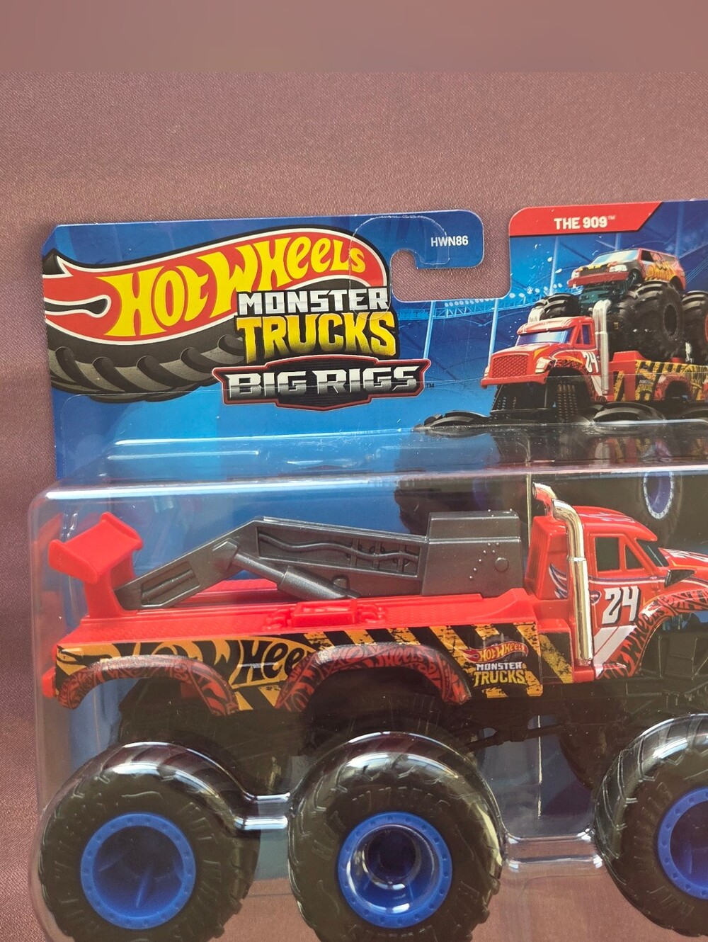 NWT Hot Wheels Monster Trucks Big Rigs The 909 #24 BIG RED